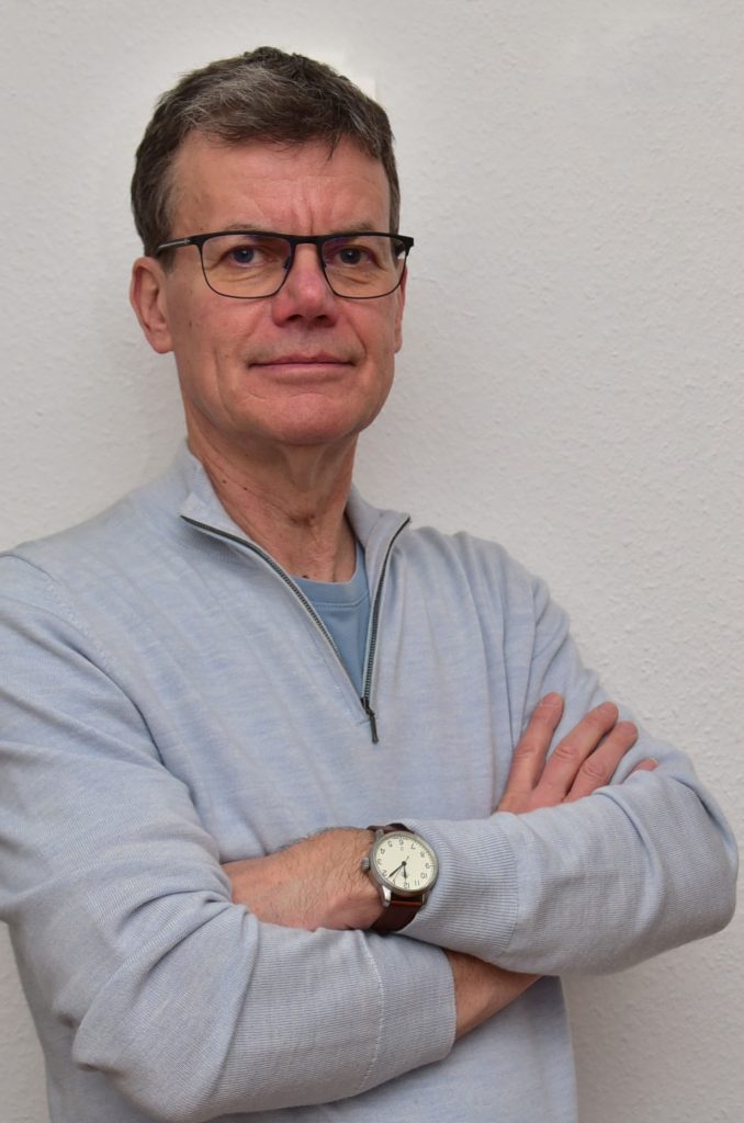 Eine Frau, die Mikrofon und Computer nutzt, um einen Podcast aufzunehmen und zu bearbeiten, während sie aus einem Buch vorliest.